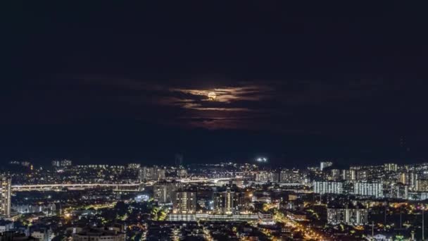 Запись Полной Луны Восходящей Над Городским Светом — стоковое видео