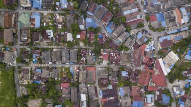 Kampung Baru, Kuala Lumpur, Malezya 'daki orta sınıf evlerin yukarıdan aşağı görüntüsü