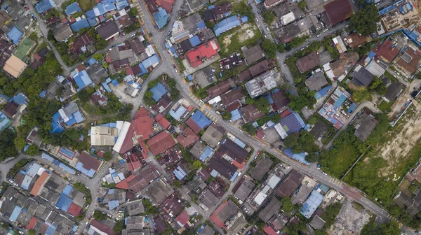 Kampung Baru, Kuala Lumpur, Malezya 'daki orta sınıf evlerin yukarıdan aşağı görüntüsü