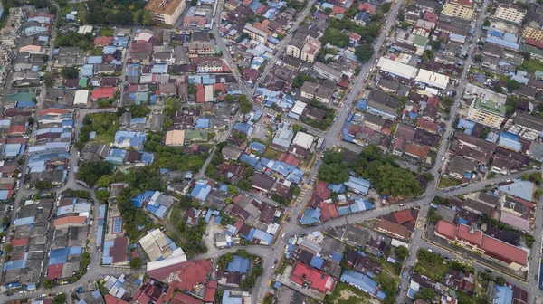 Kampung Baru, Kuala Lumpur, Malezya 'daki orta sınıf evlerin yukarıdan aşağı görüntüsü