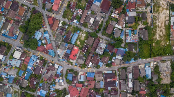 Kampung Baru, Kuala Lumpur, Malezya 'daki orta sınıf evlerin yukarıdan aşağı görüntüsü