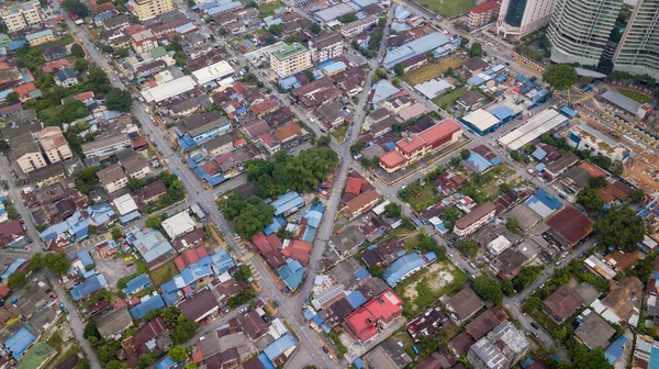 Kampung Baru, Kuala Lumpur, Malezya 'daki orta sınıf evlerin yukarıdan aşağı görüntüsü