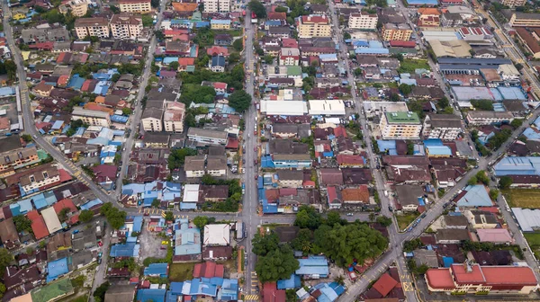 Kampung Baru, Kuala Lumpur, Malezya 'daki orta sınıf evlerin yukarıdan aşağı görüntüsü