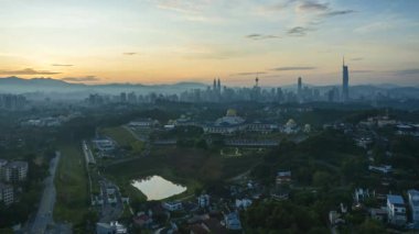 Kuala Lumpur, Malezya - 5 Haziran 2022: Kuala Lumpur kentinin arka planında yer alan Malezya Ulusal Sarayı