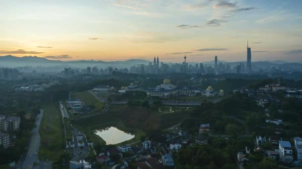 马来西亚吉隆坡 2022年6月5日 日出期间的马来西亚国家宫殿 背景为吉隆坡市民景 — 图库视频影像