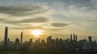 KUALA LUMPUR, MALAYSIA - 19 Mart 2022: 4k UHD Kuala Lumpur, Malezya 'nın günbatımında çekilmiş görüntüleri