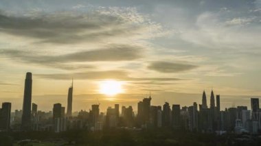 KUALA LUMPUR, MALAYSIA - 19 Mart 2022: 4k UHD Kuala Lumpur, Malezya 'nın günbatımında çekilmiş görüntüleri