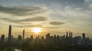 KUALA LUMPUR, MALAYSIA - 19 Mart 2022: 4k UHD Kuala Lumpur, Malezya 'nın günbatımında çekilmiş görüntüleri