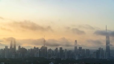 Gün doğumunda Kuala Lumpur, Malezya 'nın ağır bulutlu 4k UHD görüntüsü