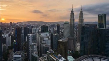 KUALA LUMPUR, MALAYSIA - 25 Haziran 2022: 4k Kuala Lumpur 'un günbatımını gösteren UHD görüntüleri