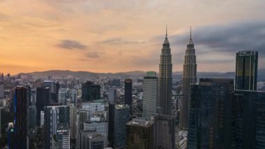 KUALA LUMPUR, MALAYSIA - 25 Haziran 2022: 4k Kuala Lumpur 'un günbatımını gösteren UHD görüntüleri