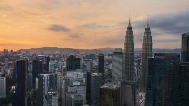KUALA LUMPUR, MALAYSIA - 25 Haziran 2022: 4k Kuala Lumpur 'un günbatımını gösteren UHD görüntüleri