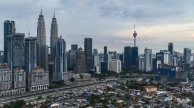 KUALA LUMPUR, MALAYSIA - 31 Ağustos 2018: Kuala Lumpur 'un şehir manzarası ve hareket eden bulut görüntüleri Timelapse 4k UHD