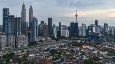 KUALA LUMPUR, MALAYSIA - 31 Ağustos 2018: Kuala Lumpur 'un şehir manzarası ve hareket eden bulut görüntüleri Timelapse 4k UHD