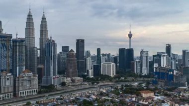 KUALA LUMPUR, MALAYSIA - 31 Ağustos 2018: Kuala Lumpur 'un şehir manzarası ve hareket eden bulut görüntüleri Timelapse 4k UHD