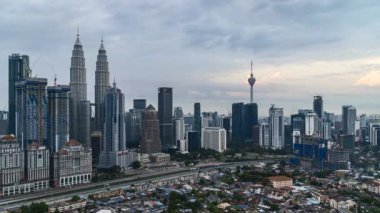 KUALA LUMPUR, MALAYSIA - 31 Ağustos 2018: Kuala Lumpur 'un şehir manzarası ve hareket eden bulut görüntüleri Timelapse 4k UHD