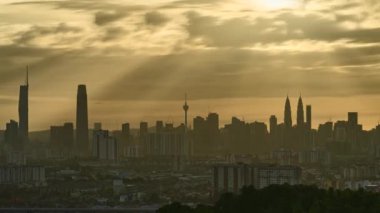 KUALA LUMPUR, MALAYSIA - 9 Temmuz 2022: Timelapse 4k UHD Kuala Lumpur şehir manzarası ve hareket eden bulut ve gün batımı