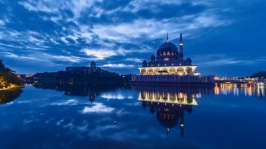 Putrajaya, Malezya - 28 Ağustos 2022 - Putrajaya 'daki Cami ve Başbakan Ofisi' nin gündoğumu sırasındaki 4K UHD görüntüleri