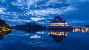 Putrajaya, Malezya - 28 Ağustos 2022 - Putrajaya 'daki Cami ve Başbakan Ofisi' nin gündoğumu sırasındaki 4K UHD görüntüleri