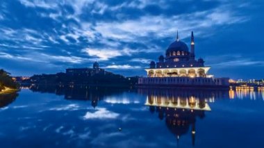 Putrajaya, Malezya - 28 Ağustos 2022 - Putrajaya 'daki Cami ve Başbakan Ofisi' nin gündoğumu sırasındaki 4K UHD görüntüleri
