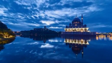 Putrajaya, Malezya - 28 Ağustos 2022 - Putrajaya 'daki Cami ve Başbakan Ofisi' nin gündoğumu sırasındaki 4K UHD görüntüleri