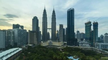Kuala Lumpur, Malezya - 31 Ağustos 2022 - Bağımsızlık Günü boyunca Malezya bayrağı renginde Petronas KLCC İkiz Kulesi 'nin 4k hızlandırılmış UHD görüntüleri