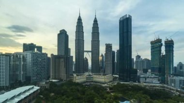 Kuala Lumpur, Malezya - 31 Ağustos 2022 - Bağımsızlık Günü boyunca Malezya bayrağı renginde Petronas KLCC İkiz Kulesi 'nin 4k hızlandırılmış UHD görüntüleri