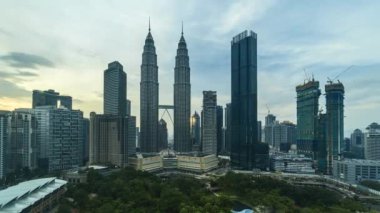 Kuala Lumpur, Malezya - 31 Ağustos 2022 - Bağımsızlık Günü boyunca Malezya bayrağı renginde Petronas KLCC İkiz Kulesi 'nin 4k hızlandırılmış UHD görüntüleri