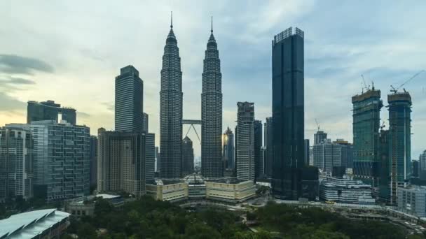 马来西亚吉隆坡 2022年8月31日 独立日期间 马来西亚国旗颜色的Petronas Klcc Twin Tower大楼的延时4K Uhd镜头 — 图库视频影像