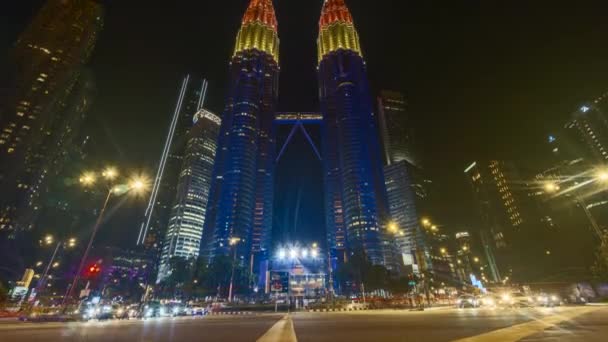 马来西亚吉隆坡 2022年8月31日 独立日有马来西亚国旗色彩的Petronas Klcc Twin Tower大楼的时差4K Uhd镜头和红绿灯道 — 图库视频影像