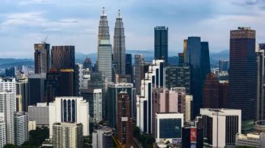 Kuala Lumpur, Malezya - 31 Ağustos 2022 - Kuala Lumpur şehir manzarası ve Petronas KLCC İkiz Kulesi 'nin bağımsızlık gününde Malezya bayrağı renginde 4k UHD görüntüleri