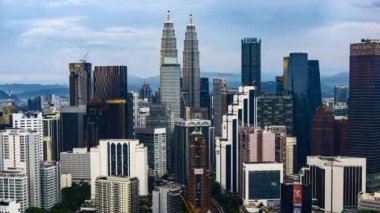Kuala Lumpur, Malezya - 31 Ağustos 2022 - Kuala Lumpur şehir manzarası ve Petronas KLCC İkiz Kulesi 'nin bağımsızlık gününde Malezya bayrağı renginde 4k UHD görüntüleri