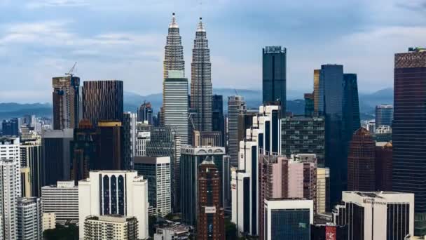 말레이시아의 쿠알라룸푸르 2022 말레이시아 색상으로 쿠알라룸푸르 페트로나스 Klcc 타워의 Uhd — 비디오