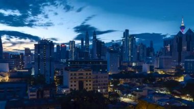 Kuala Lumpur, Malezya - 4 Eylül 2022 - Gün doğumunda Kuala Lumpur şehrinin 4k UHD görüntüleri