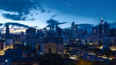 Kuala Lumpur, Malezya - 4 Eylül 2022 - Gün doğumunda Kuala Lumpur şehrinin 4k UHD görüntüleri