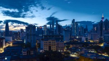 Kuala Lumpur, Malezya - 4 Eylül 2022 - Gün doğumunda Kuala Lumpur şehrinin 4k UHD görüntüleri