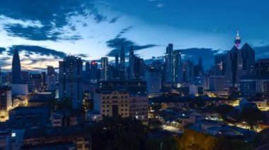 Kuala Lumpur, Malezya - 4 Eylül 2022 - Gün doğumunda Kuala Lumpur şehrinin 4k UHD görüntüleri