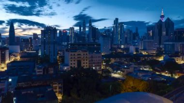 Kuala Lumpur, Malezya - 4 Eylül 2022 - Gün doğumunda Kuala Lumpur şehrinin 4k UHD görüntüleri