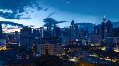 Kuala Lumpur, Malezya - 4 Eylül 2022 - Gün doğumunda Kuala Lumpur şehrinin 4k UHD görüntüleri