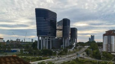 PUTRAJAYA, MALAYSIA - 4 Eylül 2022: Putrajaya 'daki Malezya Yolsuzlukla Mücadele Komisyonu (MACC) genel merkezinin Timelapse görüntüleri. MACC, Malezya 'da soruşturma ve kovuşturma yapan bir devlet dairesi.