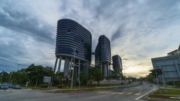 マレーシア プトラジャヤ 2022年9月18日 移動中の車両で日没時にプトラジャヤのマレーシア腐敗防止委員会 Macc 本部のタイムラプス映像 — ストック動画