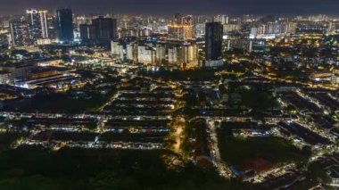 Kuala Lumpur 'daki yerleşim alanlarının gece vakti boşalması ve trafiğin yoğun olması. Prores 4KUHD