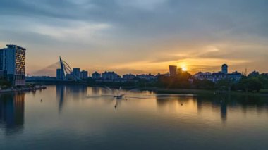 PUTRAJAYA, MALAYSIA - 24 Eylül 2022: Putrajaya Malezya 'da gün batımının güzel görüntülerinin yansıması 
