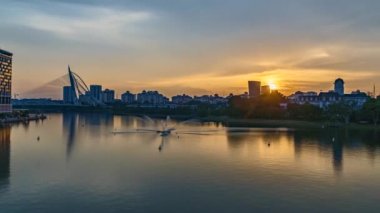 PUTRAJAYA, MALAYSIA - 24 Eylül 2022: Putrajaya Malezya 'da gün batımının güzel görüntülerinin yansıması 