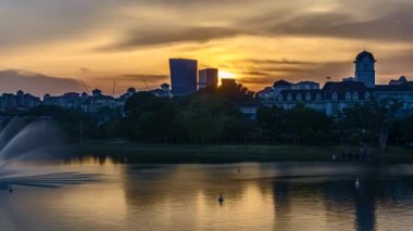 PUTRAJAYA, MALAYSIA - 24 Eylül 2022: Putrajaya Malezya 'da gün batımının güzel görüntülerinin yansıması 