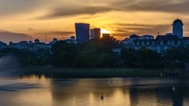 PUTRAJAYA, MALAYSIA - 24 Eylül 2022: Putrajaya Malezya 'da gün batımının güzel görüntülerinin yansıması 