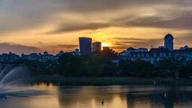 PUTRAJAYA, MALAYSIA - 24 Eylül 2022: Putrajaya Malezya 'da gün batımının güzel görüntülerinin yansıması 