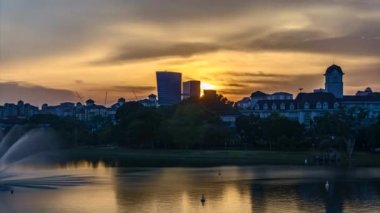 PUTRAJAYA, MALAYSIA - 24 Eylül 2022: Putrajaya Malezya 'da gün batımının güzel görüntülerinin yansıması 