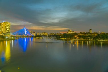 PUTRAJAYA, MALAYSIA - 24 Eylül 2022: Putrajaya Malezya 'da güzel bir günbatımı, yansımasıyla