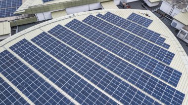 Çatıda yansıması olan güneş paneli fotovoltaik görüntüsü. Yeniden kullanım ve yenilenebilir enerji kavramının bir parçası